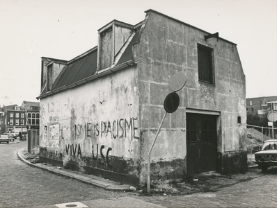 863501 Gezicht op het pakhuis op de hoek van de Oranjestraat (voorgrond) en de Jan Meijenstraat in Wijk C te Utrecht, ...